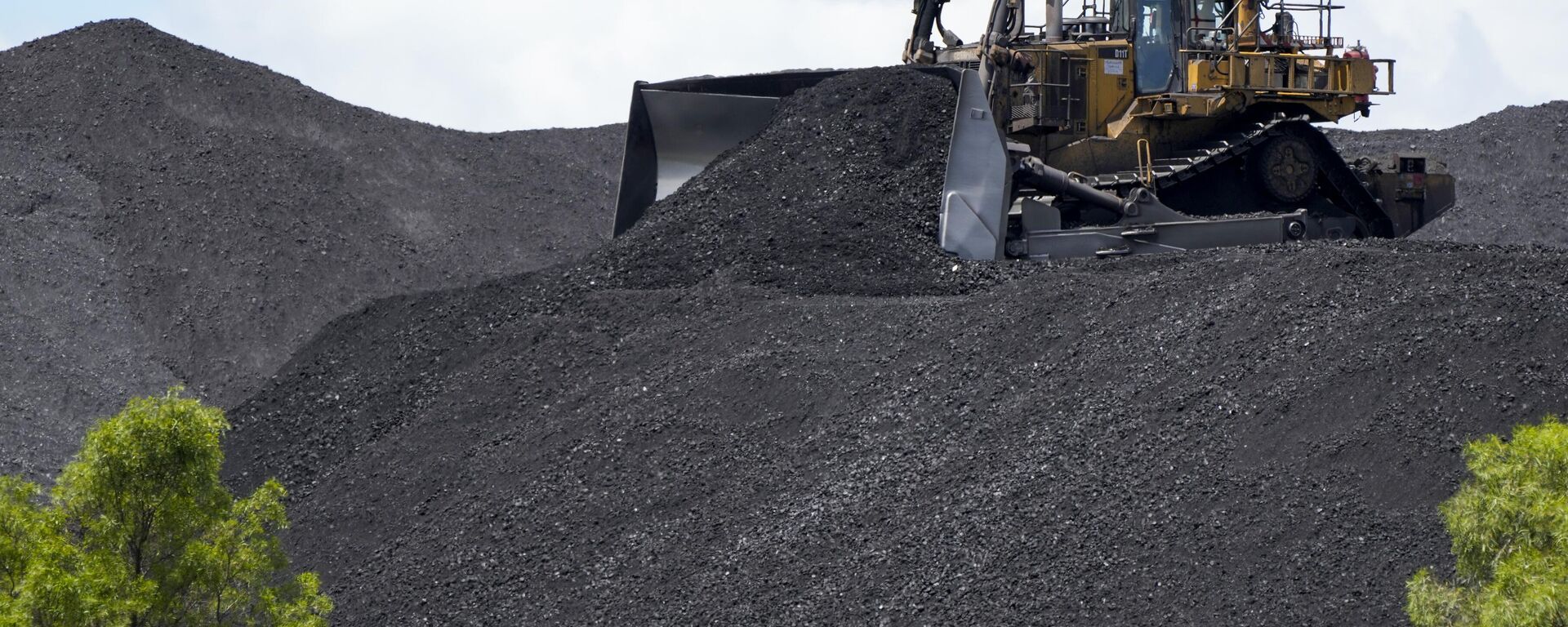 Máquinas pesadas movem carvão em uma mina perto de Muswellbrook em Hunter Valley, Austrália, 2 de novembro de 2021 - Sputnik Brasil, 1920, 11.12.2022