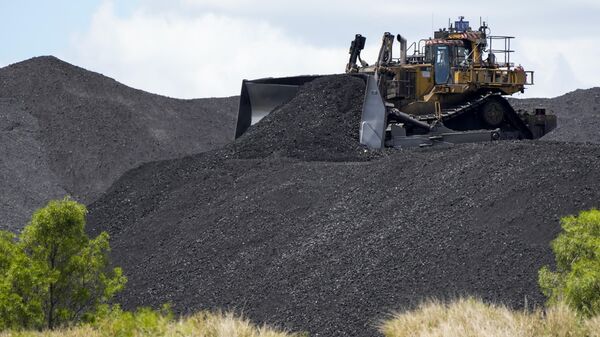 Máquinas pesadas movem carvão em uma mina perto de Muswellbrook em Hunter Valley, Austrália, 2 de novembro de 2021 - Sputnik Brasil