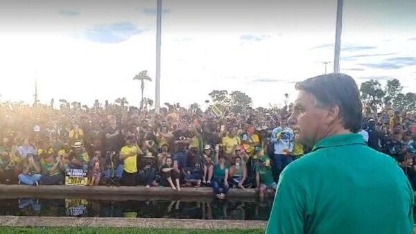 Jair Bolsonaro observa apoiadores em frente ao gramado do Palácio da Alvorada, no domingo, 11 de dezembro de 2022 - Sputnik Brasil