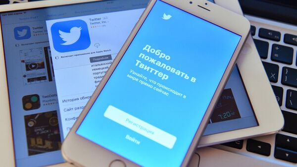Aplicativos da rede social Twitter em smartphone e em tablet, em 19 de fevereiro de 2017 - Sputnik Brasil
