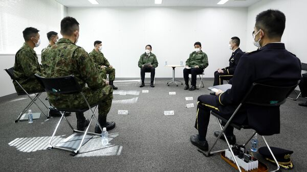 Fumio Kishida, primeiro-ministro japonês, fala com efetivos da Força de Autodefesa do Japão no Campo Asaka do ramo militar em Tóquio, Japão, 27 de novembro de 2021 - Sputnik Brasil