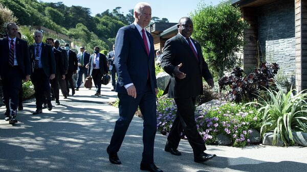 O presidente dos EUA, Joe Biden, e o presidente da África do Sul, Cyril Ramaphosa, caminham para uma sessão de trabalho na cúpula do G7 na Cornualha, Inglaterra, 12 de junho de 2021 - Sputnik Brasil