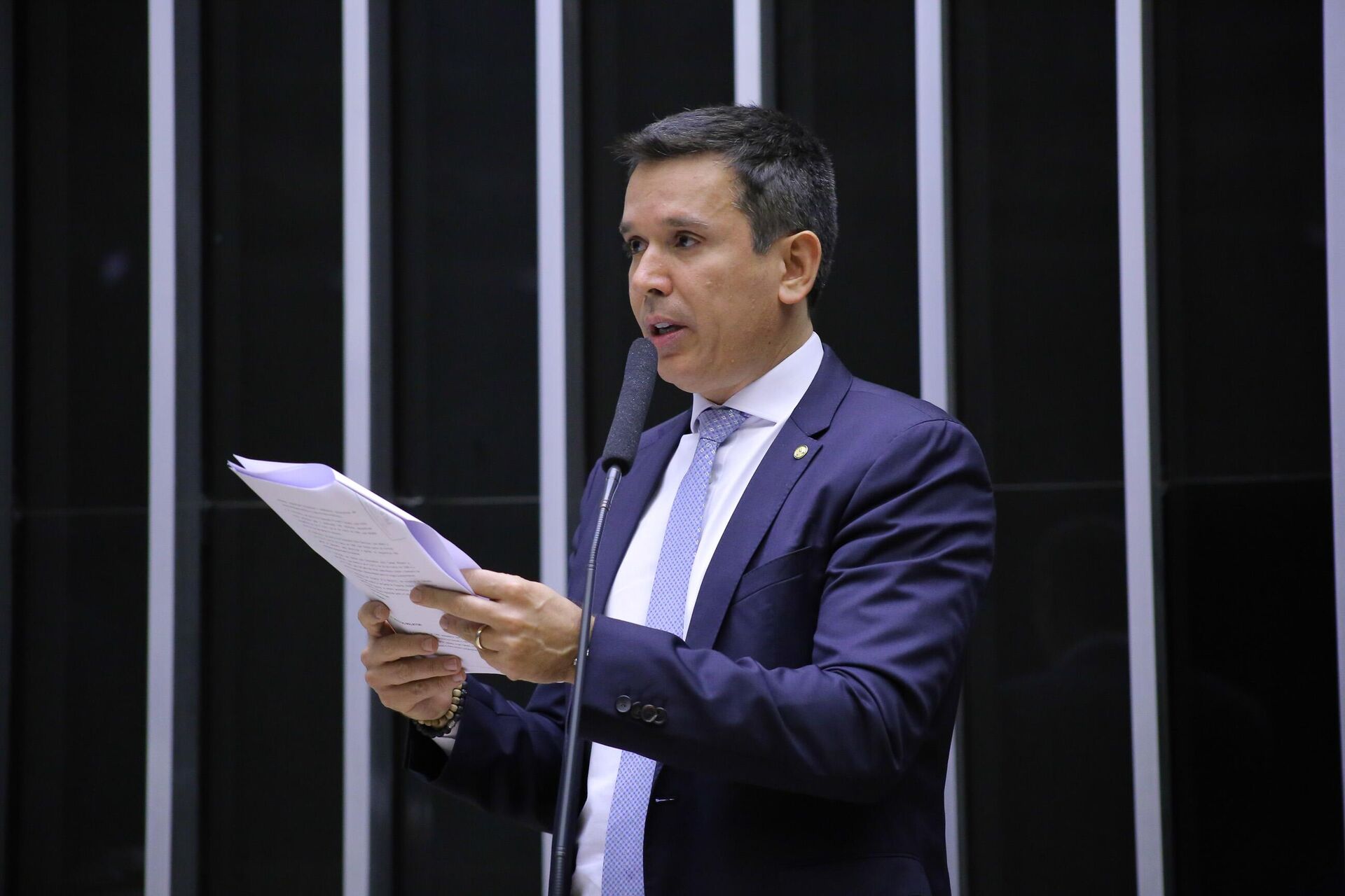 O deputado federal Felipe Carreras (PSB-PE) se pronuncia no plenário da Câmara dos Deputados durante sessão realizada em 6 de julho de 2022 - Sputnik Brasil, 1920, 12.12.2022