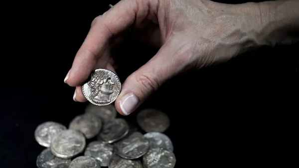 As moedas, datadas da revolta dos Macabeus, que ocorreu há 2.200 anos, foram descobertas durante o trabalho de escavação realizado pela Autoridade de Antiguidades de Israel - Sputnik Brasil