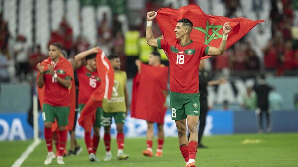 O jogador Jawad El Yamiq, do Marrocos, comemora com companheiros de equipe após a partida das oitavas de final da Copa do Mundo do Catar, em 6 de dezembro de 2022 (foto de arquivo) - Sputnik Brasil