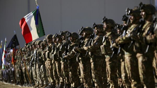 Soldados italianos são perfilados durante cerimônia no campo militar Novo Selo, na Bulgária, 17 de outubro de 2022 - Sputnik Brasil