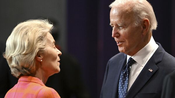 A presidente da Comissão Europeia, Ursula von der Leyen, conversa com o presidente dos EUA, Joe Biden, durante a conferência de líderes do G20, em Bali, na Indonésia, em 15 de novembro de 2022 - Sputnik Brasil