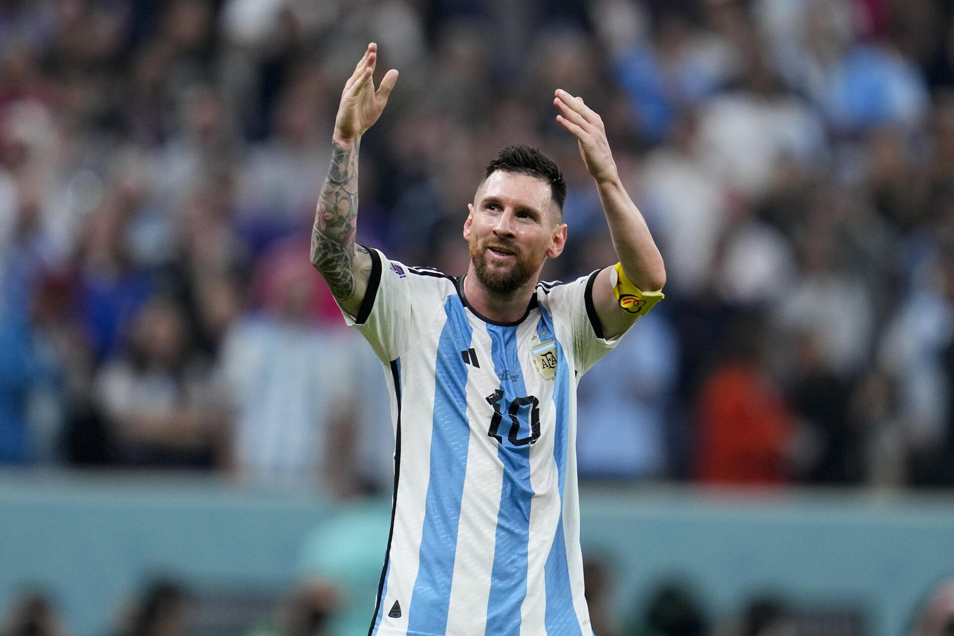 O jogador argentino Lionel Messi celebra um gol de Julián Álvarez na semifinal da Copa do Mundo do Catar de 2022, no estádio Lusail - Sputnik Brasil, 1920, 13.12.2022