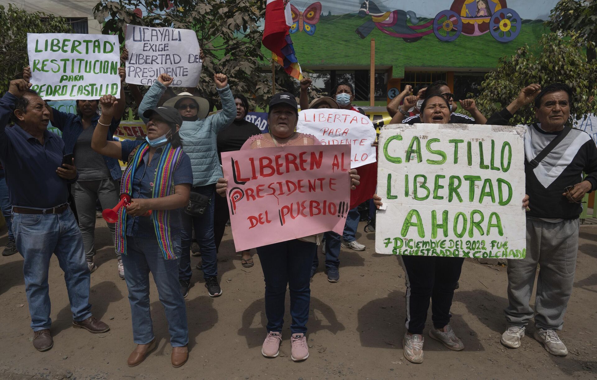 Apoiadores do presidente deposto Pedro Castillo erguem cartazes pedindo a liberdade do ex-líder sindical, em Lima, no Peru, em 13 de dezembro de 2022 - Sputnik Brasil, 1920, 13.12.2022