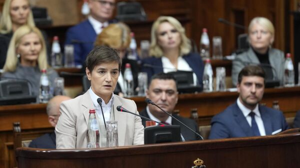 Ana Brnabic, primeira-ministra sérvia, apresentando um plano do governo ao parlamento, seis meses depois das eleições no país, Belgrado, Sérvia, 25 de outubro de 2022 - Sputnik Brasil