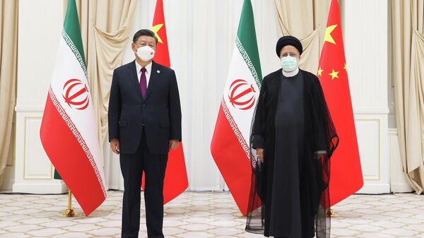 O presidente chinês, Xi Jinping, e o presidente iraniano, Ebrahim Raisi, se encontram em Samarcanda, Uzbequistão, à margem da cúpula da Organização de Cooperação de Xangai (SCO), 16 de setembro de 2022 - Sputnik Brasil