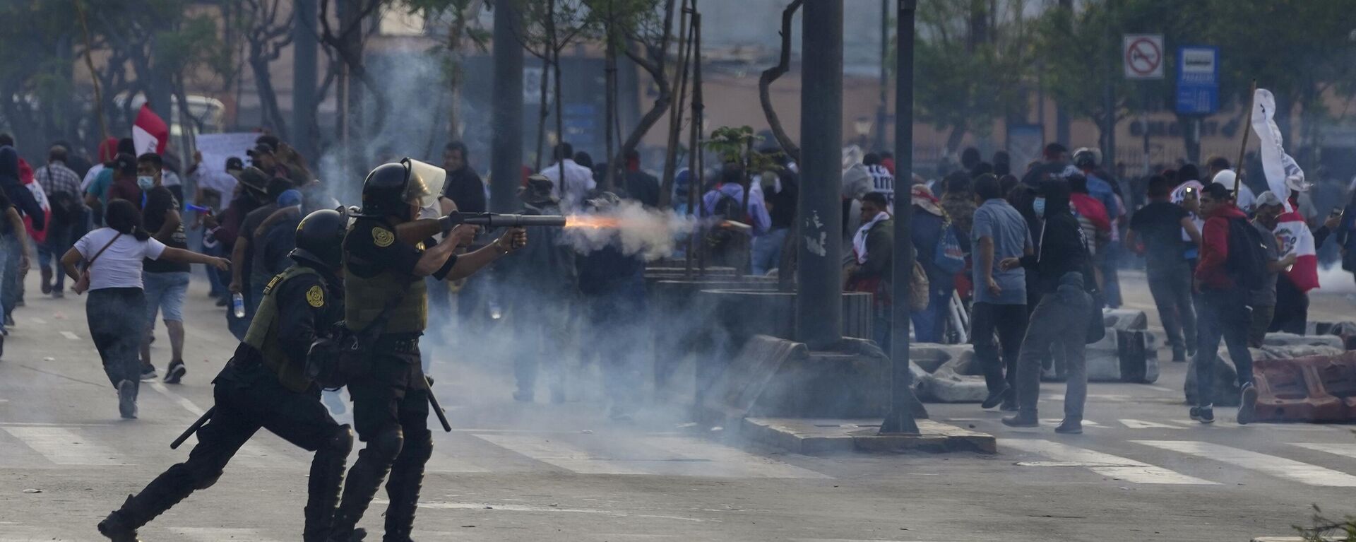 Policiais disparam bombas de efeito moral para dispersar apoiadores do presidente deposto Pedro Castillo, em Lima, no Peru, segunda-feira, 12 de dezembro de 2022 - Sputnik Brasil, 1920, 16.12.2022