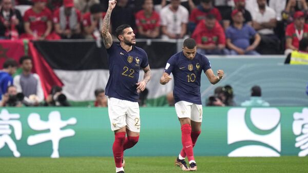O jogador francês Theo Hernandez (à esquerda) comemora um gol da França ao lado do companheiro de equipe Kylian Mbappé (à direita) durante semifinal da Copa do Mundo contra o Marrocos, em Al Khor, Catar, 14 de dezembro de 2022 - Sputnik Brasil