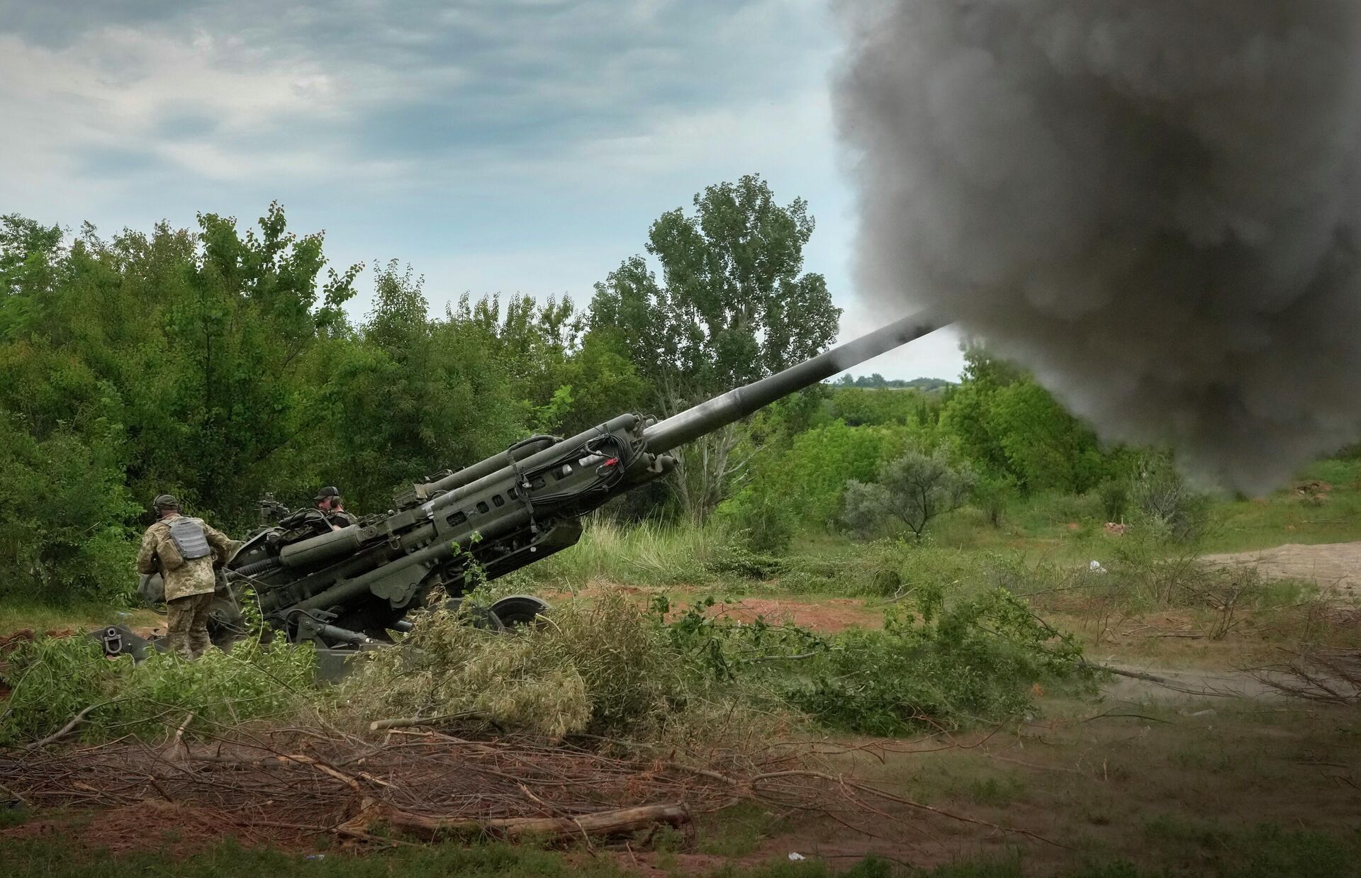 Soldados ucranianos abrem fogo com um obuseiro M777 fornecido pelos EUA contra posições russas na República Popular de Donetsk (RPD), em 18 de junho de 2022 - Sputnik Brasil, 1920, 08.06.2023
