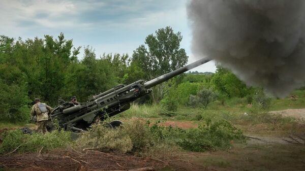 Soldados ucranianos abrem fogo com um obuseiro M777 fornecido pelos EUA contra posições russas na República Popular de Donetsk (RPD), em 18 de junho de 2022 - Sputnik Brasil