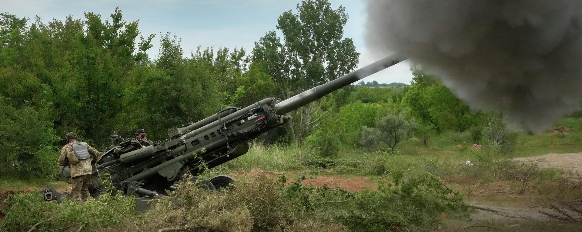 Soldados ucranianos abrem fogo com um obuseiro M777 fornecido pelos EUA contra posições russas na República Popular de Donetsk (RPD), em 18 de junho de 2022 - Sputnik Brasil, 1920, 07.10.2023
