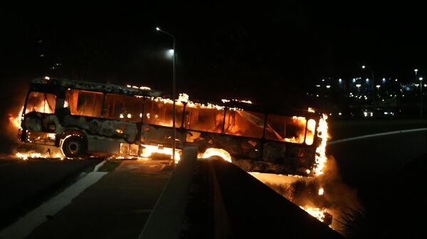Ônibus incendiado em Brasília por apoiadores radicais de Jair Bolsonaro (PL) que depredaram a sede da Polícia Federal e entraram em confronto com policiais na noite de segunda-feira, 12 de dezembro de 2022 - Sputnik Brasil