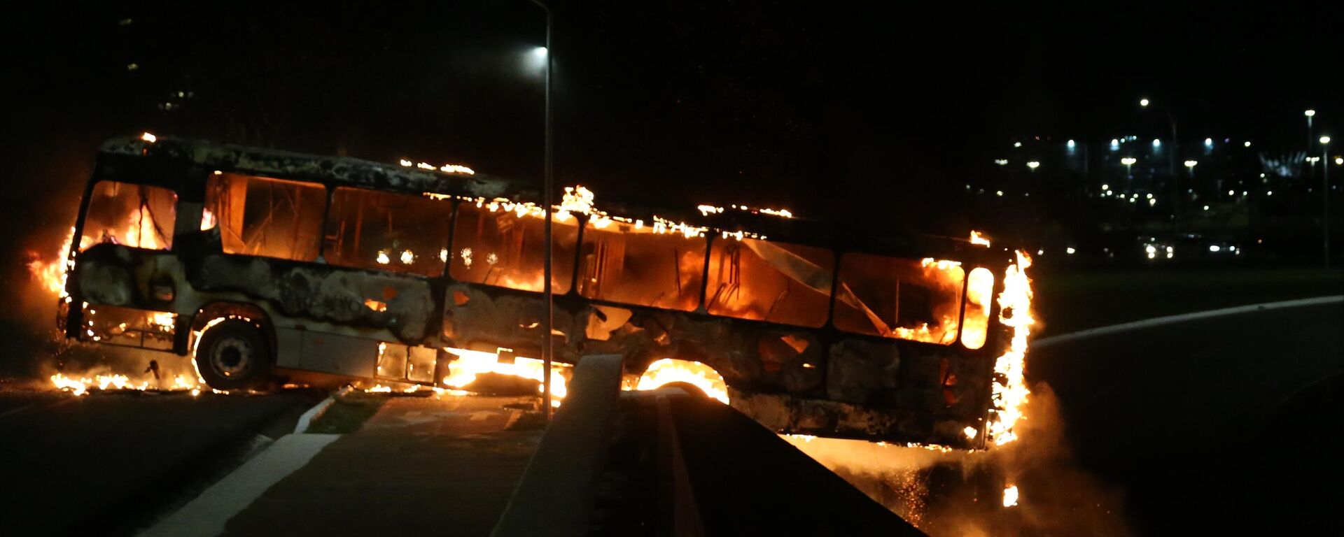 Ônibus incendiado em Brasília por apoiadores radicais de Jair Bolsonaro (PL) que depredaram a sede da Polícia Federal e entraram em confronto com policiais na noite de segunda-feira, 12 de dezembro de 2022 - Sputnik Brasil, 1920, 15.12.2022