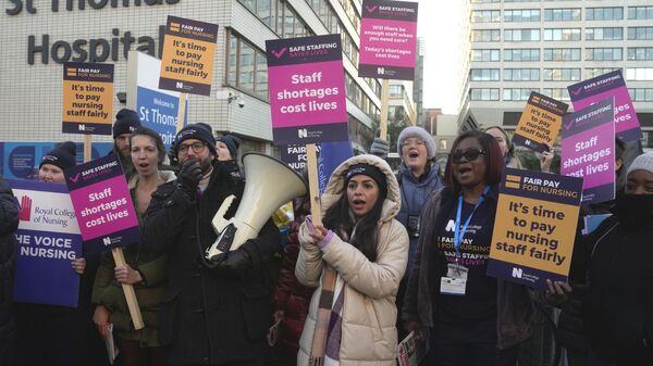 Enfermeiros participam de protesto do lado de fora do hospital St. Thomas, em Londres, Reino Unido, quinta-feira, 15 de dezembro de 2022 - Sputnik Brasil