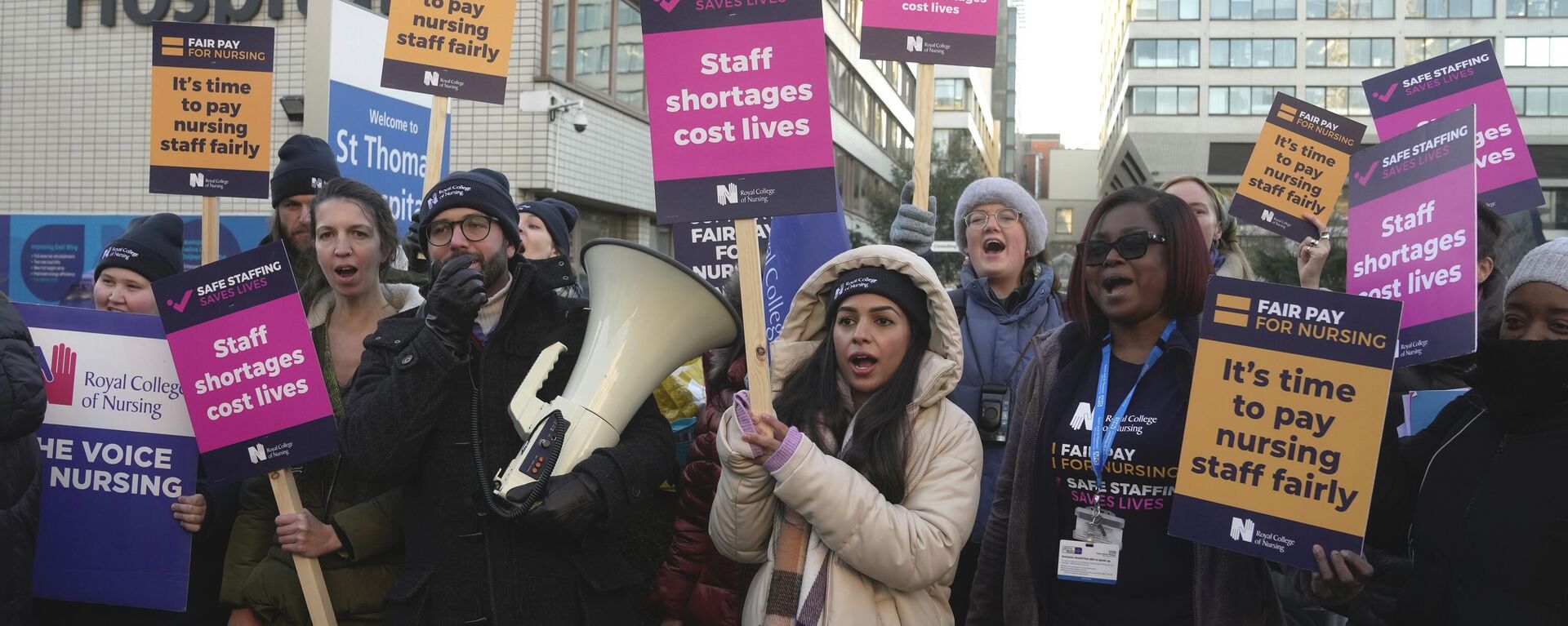 Enfermeiros participam de protesto do lado de fora do hospital St. Thomas, em Londres, Reino Unido, quinta-feira, 15 de dezembro de 2022 - Sputnik Brasil, 1920, 12.01.2023