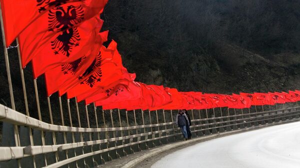 Kosovares cruzam  ponte decorada com dezenas de bandeiras nacionais albanesas um ano depois que o território de maioria albanesa declarou a independência da Sérvia de forma desafiadora, Kosovo, 16 de fevereiro de 2009 - Sputnik Brasil