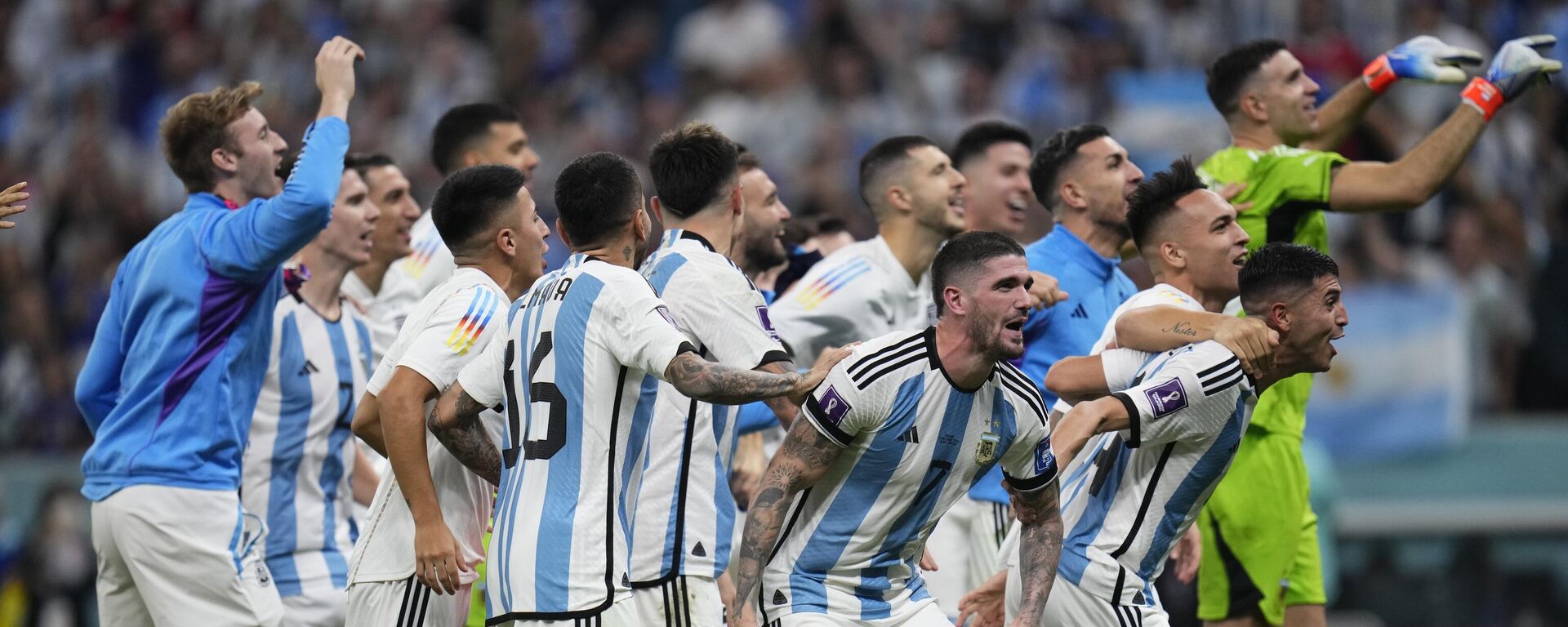 Jogadores da seleção argentina comemoram após a vencer semifinal da Copa do Mundo contra a Croácia, em Lusail, Catar, 13 de dezembro de 2022 - Sputnik Brasil, 1920, 15.12.2022