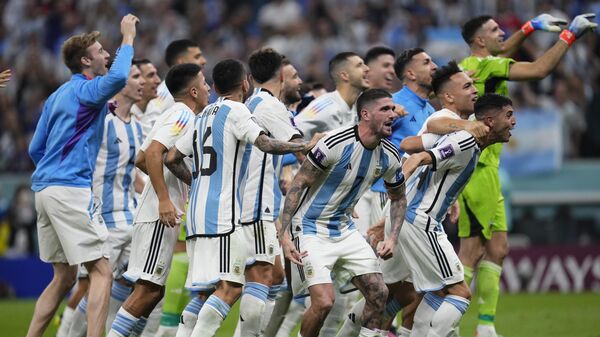 Jogadores da seleção argentina comemoram após a vencer semifinal da Copa do Mundo contra a Croácia, em Lusail, Catar, 13 de dezembro de 2022 - Sputnik Brasil