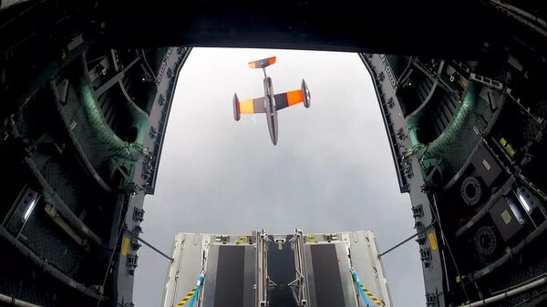 Durante o teste, um protótipo do drone Remote Carrier realizou o lançamento aéreo, decolando do bagageiro de um avião de carga Airbus A400M, informou a Airbus - Sputnik Brasil