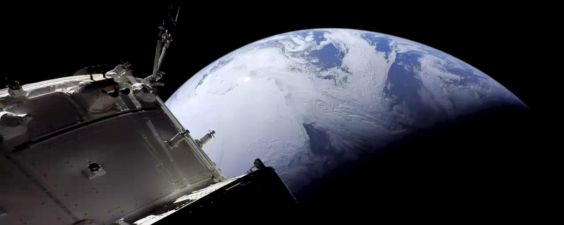Espaçonave Orion se aproxima da Terra, em 11 de dezembro de 2022, na fase final de seu voo de teste de três semanas para a Lua - Sputnik Brasil, 1920, 16.12.2022