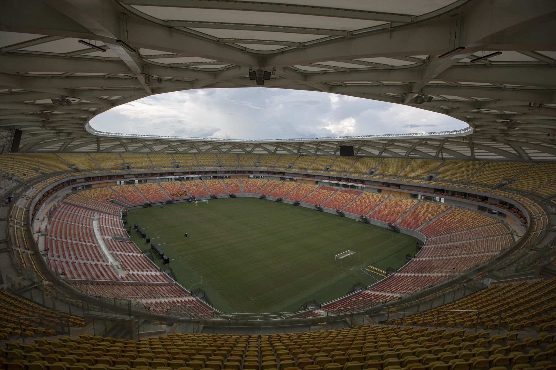 Vista interna da Arena da Amazônia, em Manaus (AM), em maio de 2014 - Sputnik Brasil, 1920, 16.12.2022