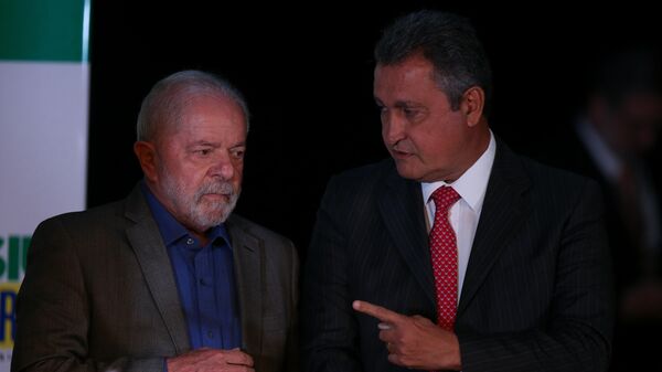 Lula e Rui Costa durante evento de indicação de ministros no teatro do Centro Cultural Banco do Brasil, sede do governo de transição, em 9 de dezembro de 2022 - Sputnik Brasil