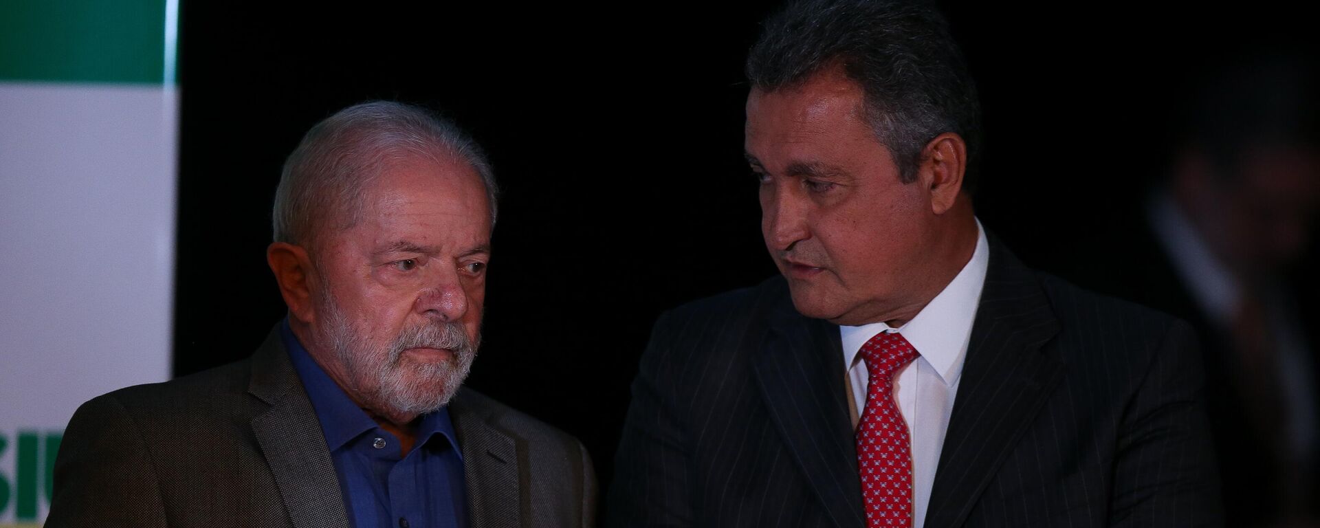 Lula e Rui Costa durante evento de indicação de ministros no teatro do Centro Cultural Banco do Brasil, sede do governo de transição, em 9 de dezembro de 2022 - Sputnik Brasil, 1920, 17.12.2022