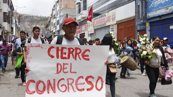 Manifestante carrega cartaz pedindo o fechamento do Congresso do Peru, em Ayacucho, em 17 de dezembro de 2022 - Sputnik Brasil