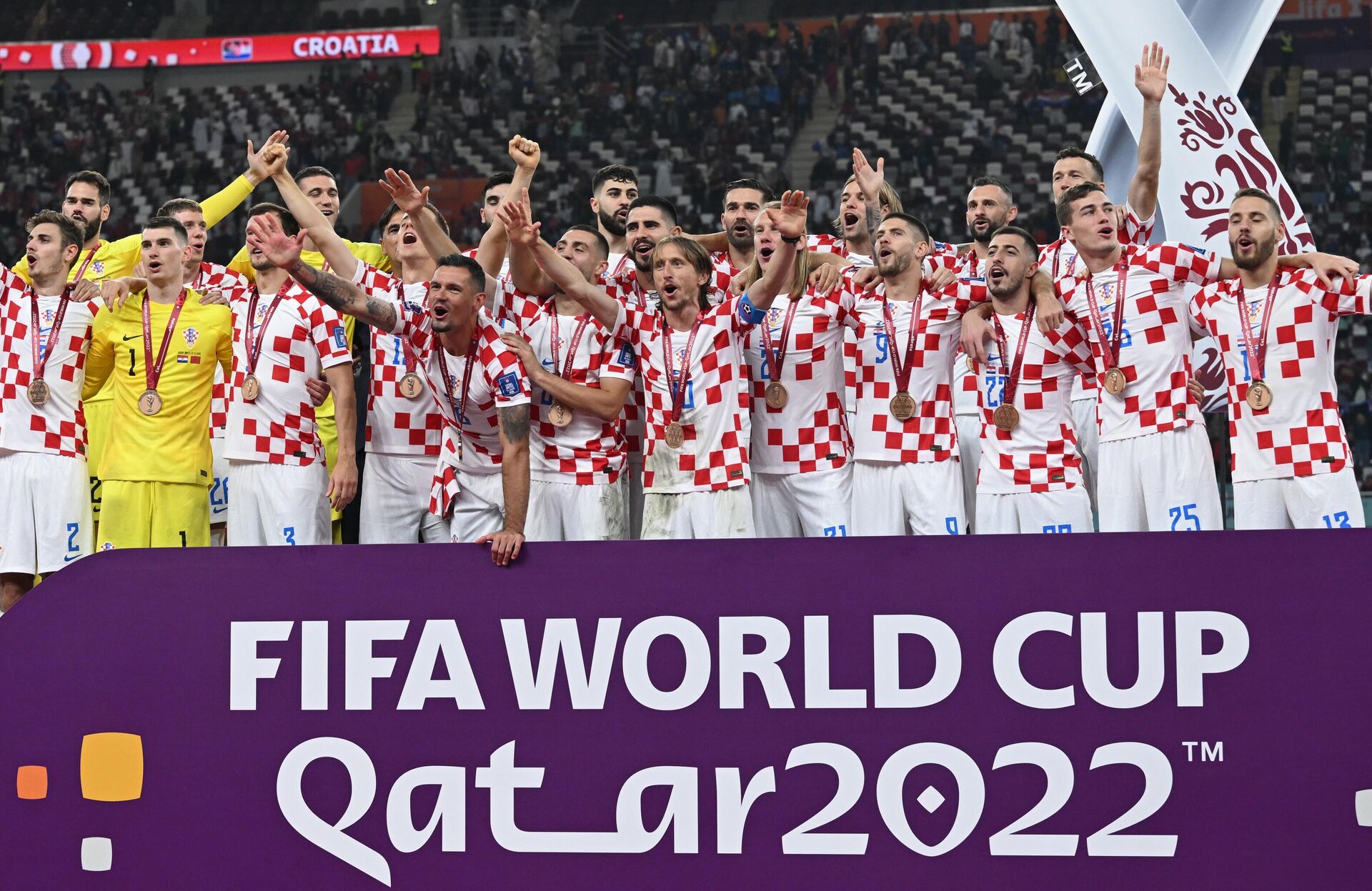 Jogadores da Croácia celebram a conquista do terceiro lugar na Copa do Mundo do Catar, em 18 de dezembro de 2022 - Sputnik Brasil, 1920, 18.12.2022