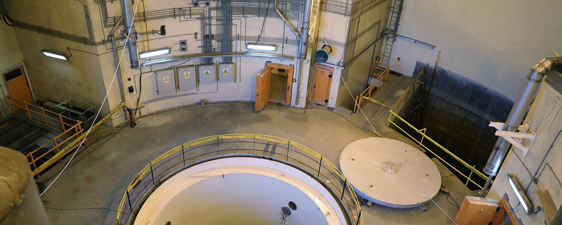 Reator de água nuclear de Arak, ao sul da capital Teerã, durante uma visita do chefe da organização Ali Akbar Salehi, foto divulgada em 23 de dezembro de 2019 - Sputnik Brasil, 1920, 18.12.2022