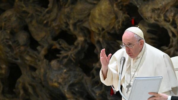 O Papa Francisco abençoa os participantes durante a audiência geral semanal no salão Paulo VI no Vaticano, 14 de dezembro de 2022 - Sputnik Brasil