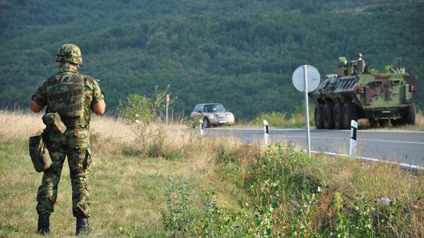 Veículos militares e blindados sérvios perto da estrada entre a vila de Raska e o posto de controle de Yarine na linha administrativa entre o centro da Sérvia e o norte do Kosovo - Sputnik Brasil
