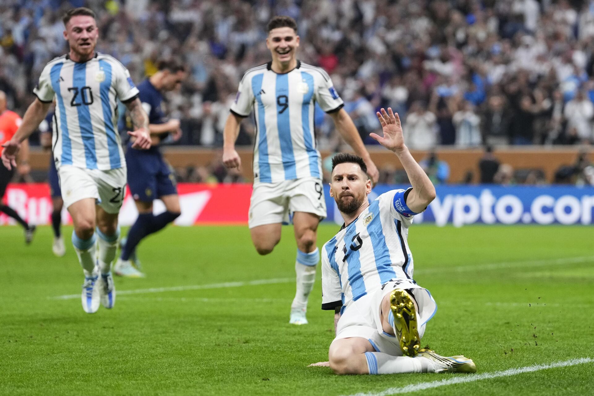 O argentino Lionel Messi comemora seu primeiro gol na final da Copa do Mundo do Catar contra a França, em 18 de dezembro de 2022 - Sputnik Brasil, 1920, 18.12.2022