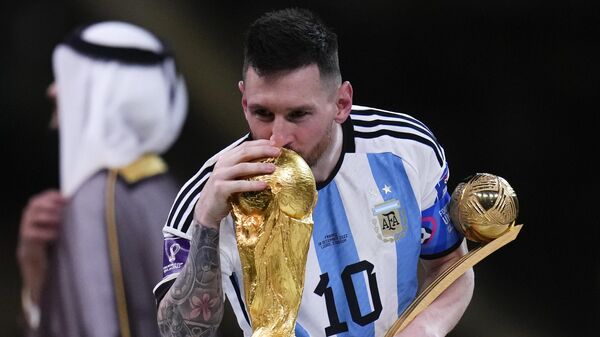 O argentino Lionel Messi beija a taça da Copa do Mundo após vitória da Argentina sobre a França no Catar, em 18 de dezembro de 2022 - Sputnik Brasil