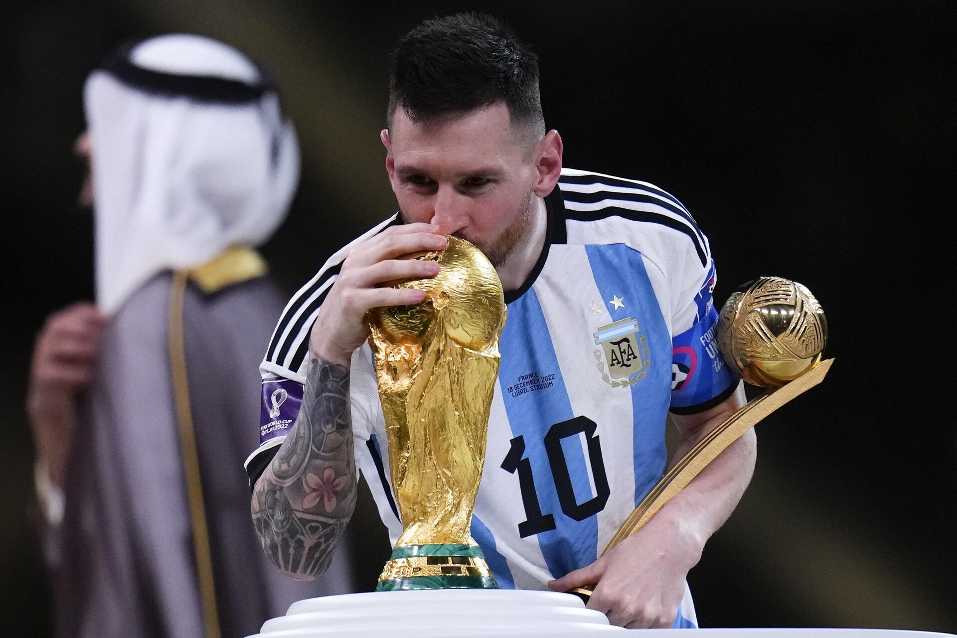 O argentino Lionel Messi beija a taça da Copa do Mundo após vitória da Argentina sobre a França no Catar, em 18 de dezembro de 2022 - Sputnik Brasil, 1920, 20.12.2022