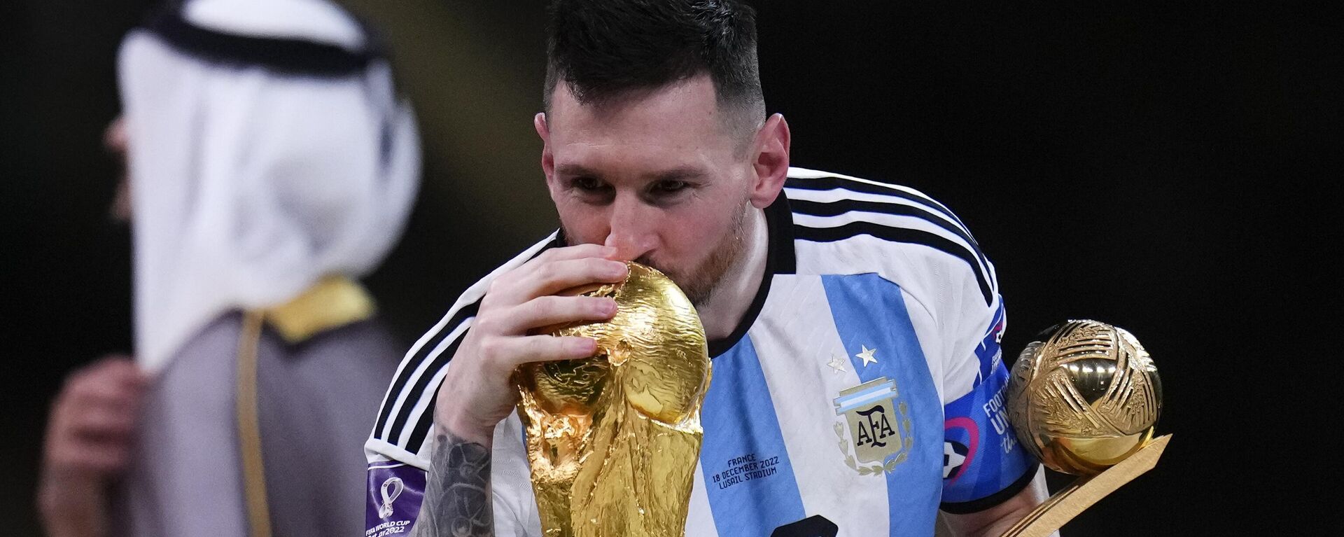 O argentino Lionel Messi beija a taça da Copa do Mundo após vitória da Argentina sobre a França no Catar, em 18 de dezembro de 2022 - Sputnik Brasil, 1920, 18.12.2022
