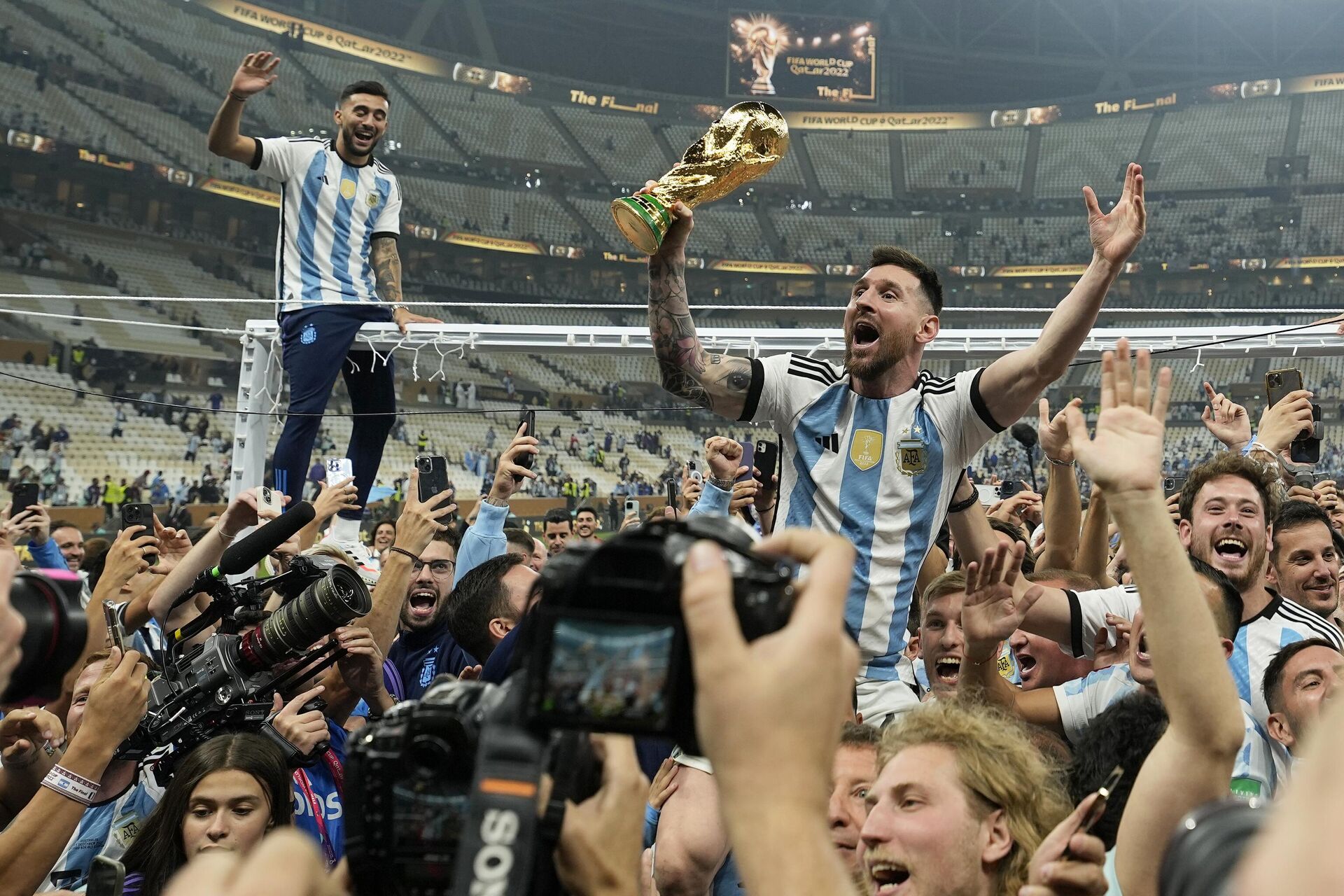 Lionel Messi comemora o título da Copa do Mundo após vitória da Argentina sobre a França na final da competição no Catar, em 18 de dezembro de 2022 - Sputnik Brasil, 1920, 20.12.2022