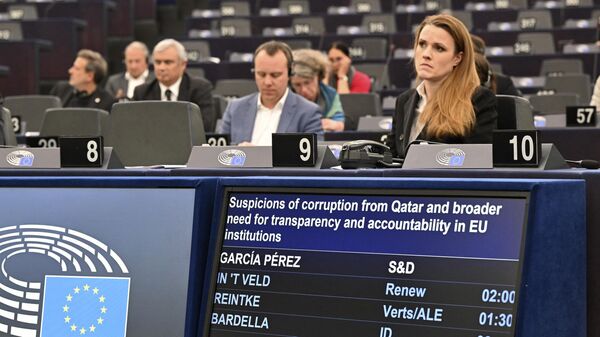 Membros do Parlamento Europeu participam de um debate intitulado Suspeitas de corrupção do Catar e necessidade mais ampla de transparência e responsabilidade nas instituições da UE no Parlamento Europeu, Estrasburgo, 13 de dezembro de 2022 - Sputnik Brasil