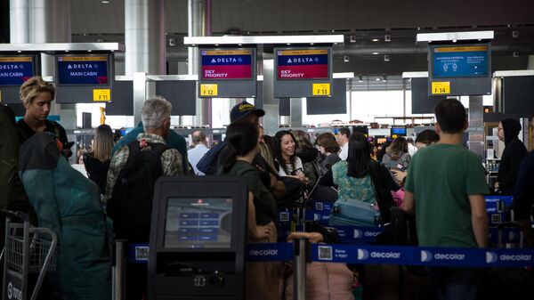 Passageiros no check-in da companhia aérea Delta no aeroporto internacional de Guarulhos, na Grande São Paulo, em 1º de novembro de 2022 - Sputnik Brasil