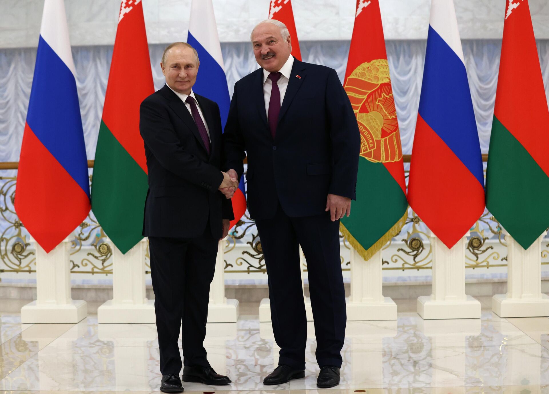 O presidente russo, Vladimir Putin, e o presidente belarusso, Aleksandr Lukashenko, antes das negociações em Minsk, em 19 de dezembro de 2022 - Sputnik Brasil, 1920, 24.12.2022