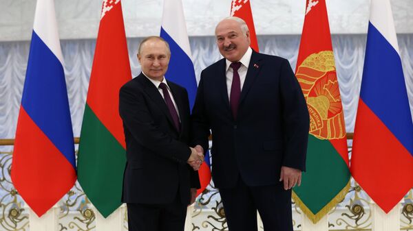 O presidente russo, Vladimir Putin, e o presidente belarusso, Aleksandr Lukashenko, antes das negociações em Minsk, em 19 de dezembro de 2022 - Sputnik Brasil