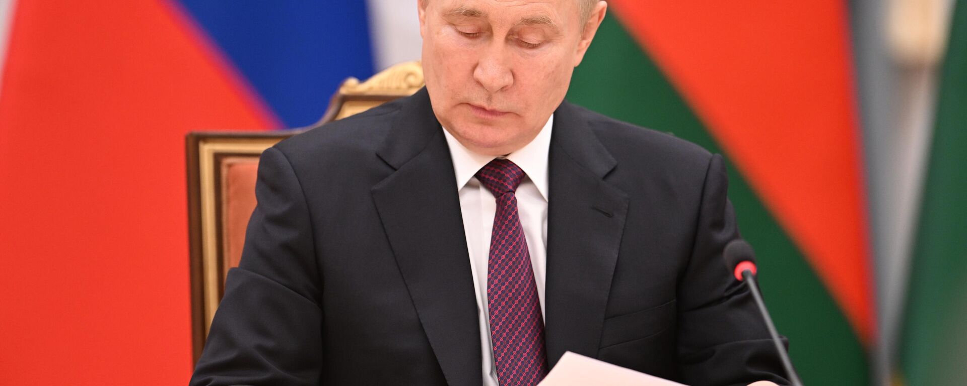 Vladimir Putin, presidente da Rússia, observando papel durante declaração conjunta com seu homólogo de Belarus, Aleksandr Lukashenko (fora da foto), 19 de dezembro de 2022 - Sputnik Brasil, 1920, 31.12.2022