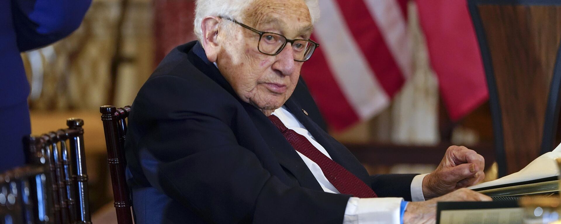Henry Kissinger, ex-secretário de Estado dos EUA, participa de almoço com Emmanuel Macron, presidente da França, Kamala Harris, vice-presidente dos EUA, e Antony Blinken, secretário de Estado dos EUA (fora da foto), no Departamento de Estado em Washington, EUA, 1º de dezembro de 2022 - Sputnik Brasil, 1920, 27.05.2023