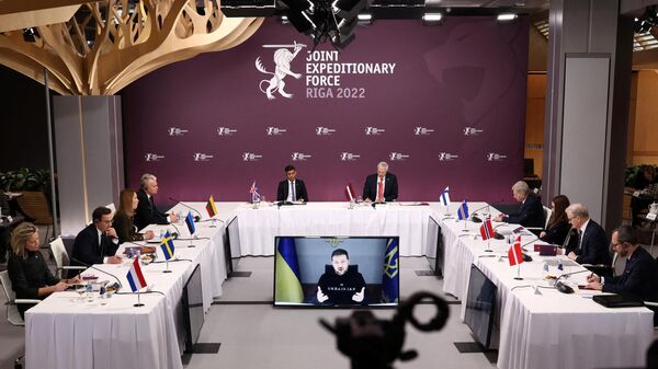O presidente ucraniano Vladimir Zelensky fala por link de vídeo durante uma sessão plenária da Força Expedicionária Conjunta (JEF) em Riga, Letônia, 19 de dezembro de 2022 - Sputnik Brasil