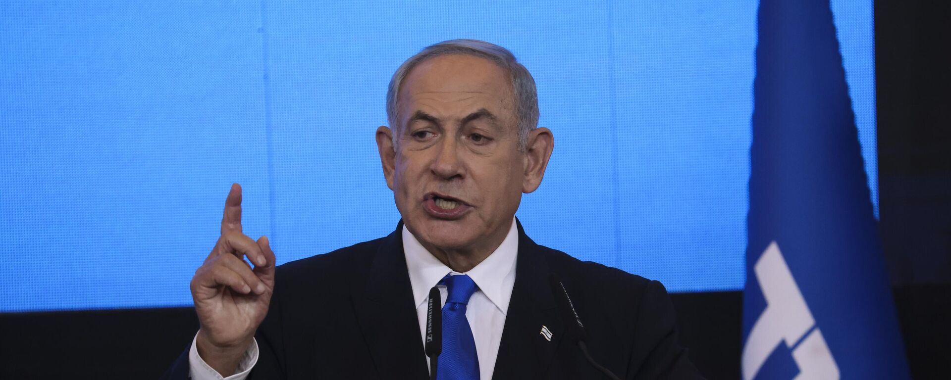 Benjamin Netanyahu, ex-primeiro-ministro israelense e chefe do partido Likud, fala com seus apoiadores após os primeiros resultados das pesquisas de boca de urna para a eleição parlamentar israelense na sede de seu partido em Jerusalém, quarta-feira, 2 de novembro de 2022 - Sputnik Brasil, 1920, 06.08.2023